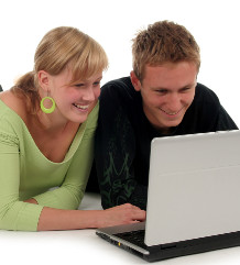 Par med bärbar dator studerar relationer